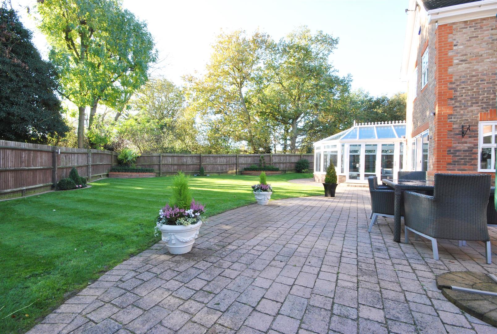 6 Bedrooms, House - Detached